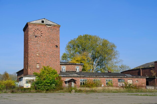 Altes Backsteingebäude mit Uhrenwand