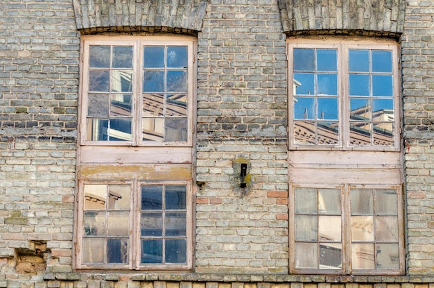 Altes Backsteingebäude Nichtwohngebäude zerstörte Struktur Haus mit zerbrochenen Fenstern Inflation führt zu Armut Schlechte Lebensbedingungen für die Menschen