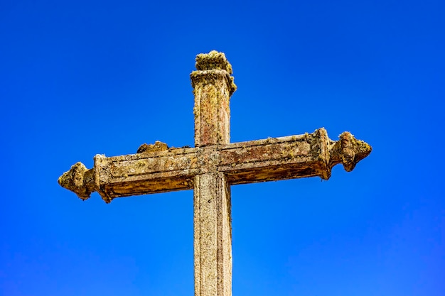 Altes barockes Kruzifix, das sich mit der Zeit verschlechtert hat, in Lavras Novas Minas Gerais