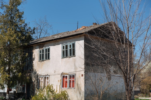 Altes baufälliges verwittertes Haus, das renoviert werden muss Wohnungsproblem