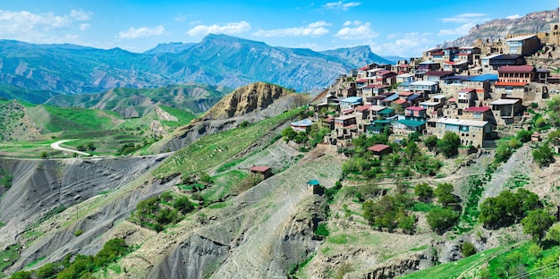 Altes Bergdorf Chokh über felsigem Tal in Dagestan