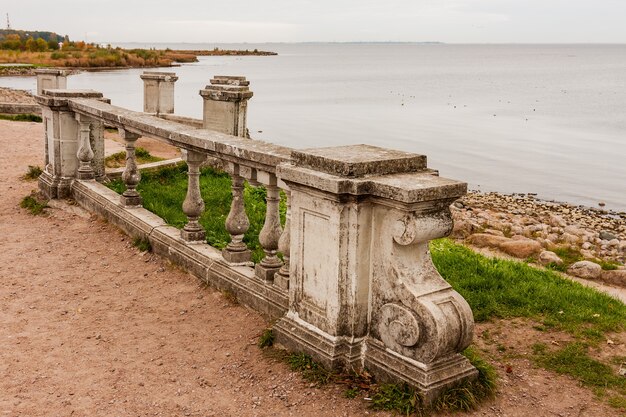 Altes Betongeländer gegen das Meer.