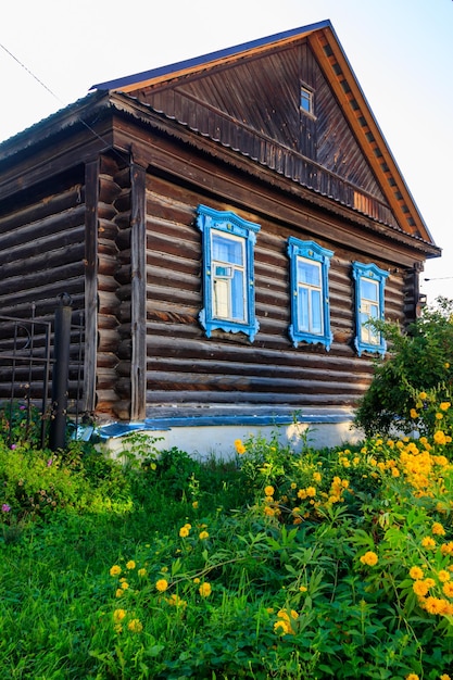 Altes Blockhaus aus Holz in einem russischen Dorf