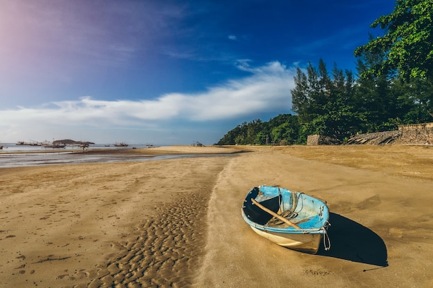 Altes Boot am Strand