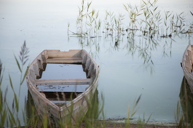 Foto altes boot am ufer des sees