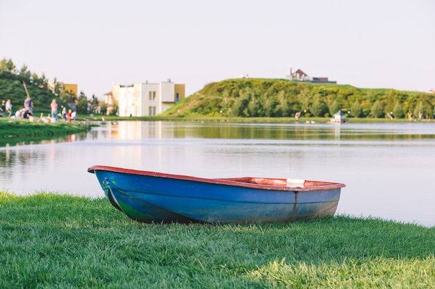 Altes Boot auf dem See vor der Kulisse einer wunderschönen Landschaft