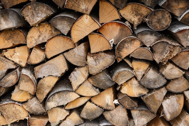 Altes Brennholz im Holzstapel gestapelt