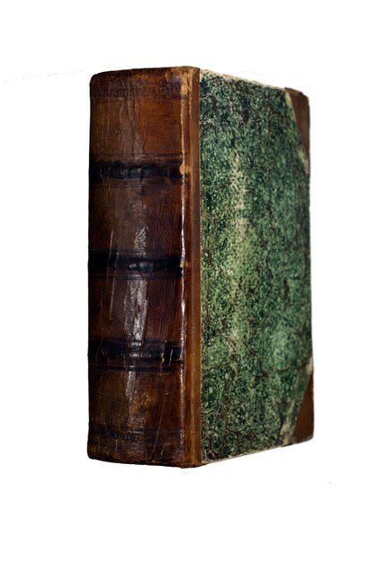 Altes Bücherbuch mit rissigem Lederrücken und grün gemustertem Einband, isoliert