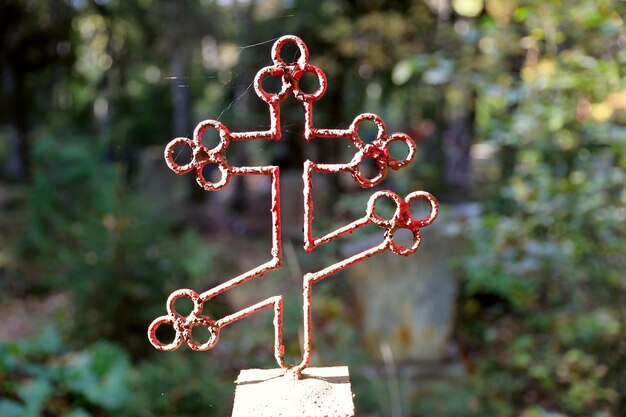 Altes christliches orthodoxes Kreuz auf dem Friedhof. Foto in hoher Qualität