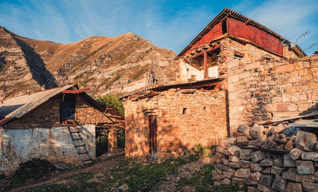 Altes Dorf in Dagestan. Ländliches Steinhaus in einem Dorf in Kakhib, Dagestan. Russland.