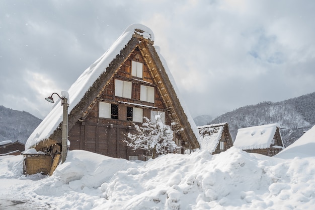 Altes Dorf in Shirakawago in Japan ist eine UNESCO-Welterbestätte.