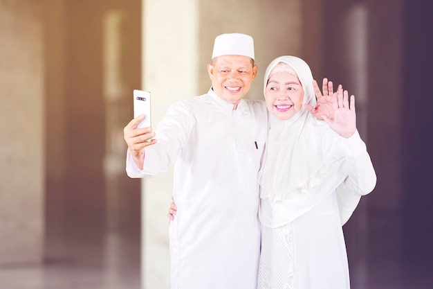 Altes Ehepaar führt Videoanruf mit Familie in Moschee