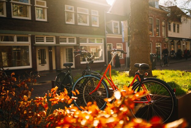 Altes Fahrrad auf den Straßen von Amsterdam Schöner sonniger Frühlingstag Das Konzept der Reise