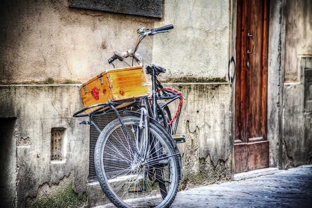 Altes Fahrrad mit Holzkiste im HDR-Ton-Mapping-Effekt