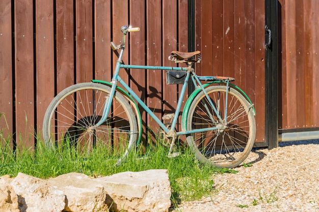 Altes Fahrrad parkte an einem Bretterzaun, Countrycidlandschaft