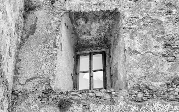 Altes Fenster aus den Ruinen einer alten Burg in Fiumefreddo Bruzio, einem kleinen Dorf in Süditalien