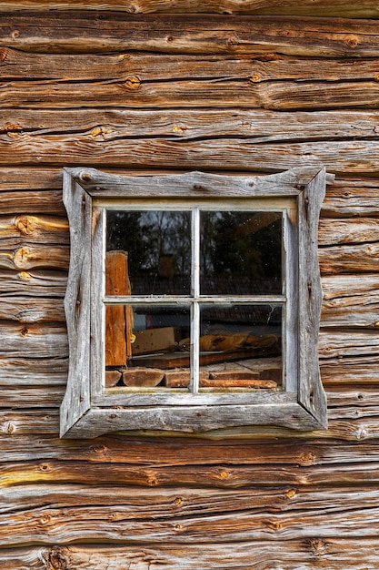 Foto altes fenster in einer blockhütte