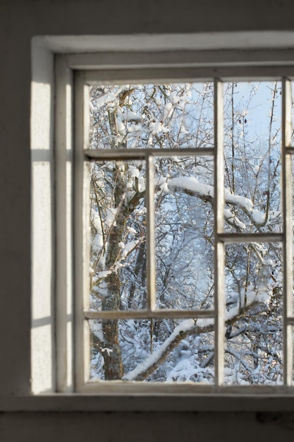 Altes Fenster mit schneebedeckter schöner Landschaft