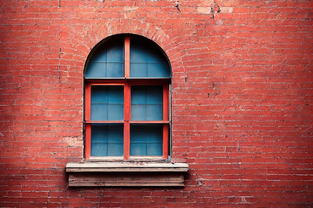 Altes Fenster mit Stangenrahmen außen