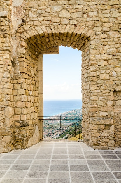 Altes Fenster zwischen Ruinen einer alten Burg mit Seelandschaft