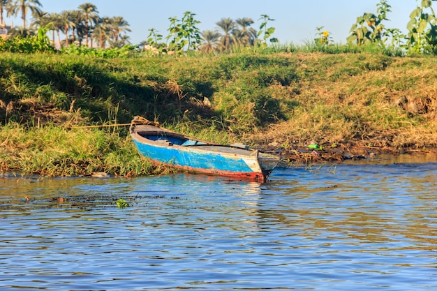 Altes Fischerboot am Ufer des Nils, Ägypten