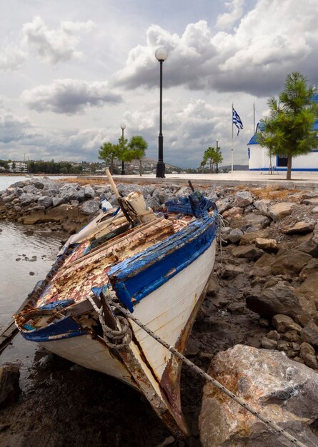 Altes Fischerboot an einem sonnigen Nachmittag am ruhigen Ägäischen Meer auf der Insel Euböa Griechenland