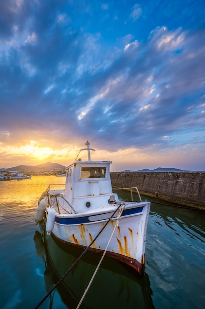 Altes Fischerboot im Hafen von Naousa am Sonnenuntergang. Paros lsland, Griechenland