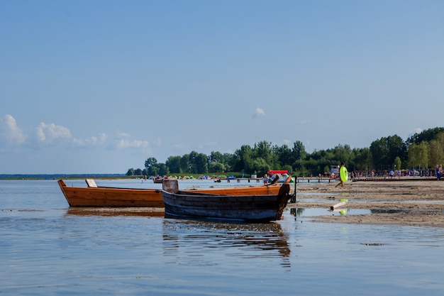 Altes Fischerboot zur Sonnenaufgangzeit auf dem Strand