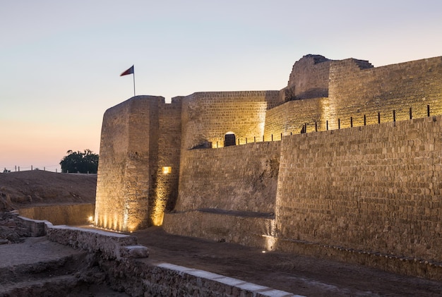 Altes Fort von Bahrain in Seef bei Sonnenuntergang