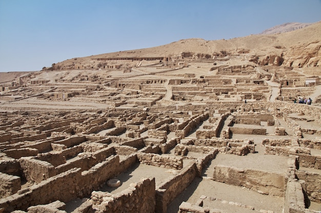 Altes friedhofs-tal von handwerkern in luxor, ägypten