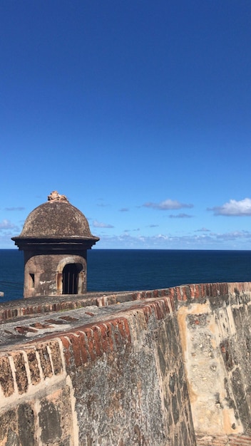 Altes Gebäude am Meer gegen den blauen Himmel