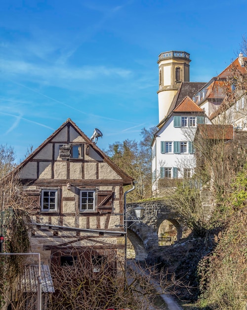 Foto altes gebäude gegen den blauen himmel