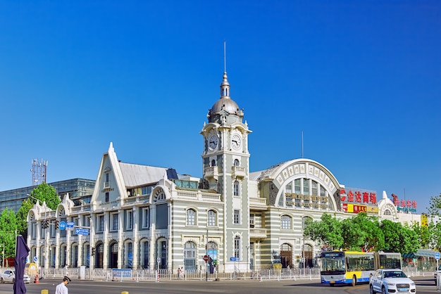 Altes Gebäude, historisches und modernes Wohnviertel von Peking mit traditionellen Straßen. China.