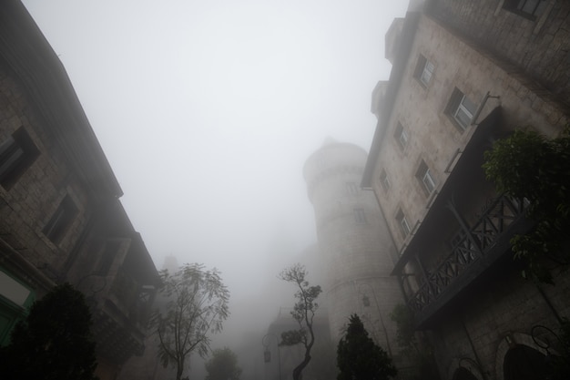 Altes Gebäude im Dorf im Nebel