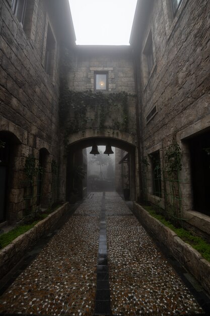 Altes Gebäude im Dorf im Nebel