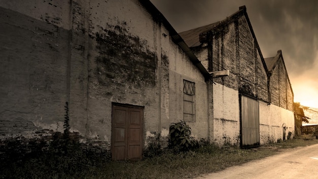 Altes Gebäude mit dramatischem Hintergrund Gruseliges Halloween-Hintergrundkonzept