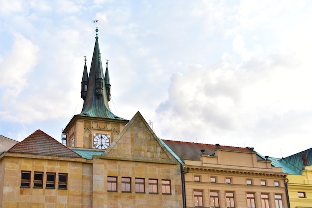 Altes Gebäude mit einem grünen Turm mit Turm und Uhr Prag Tschechische Republik