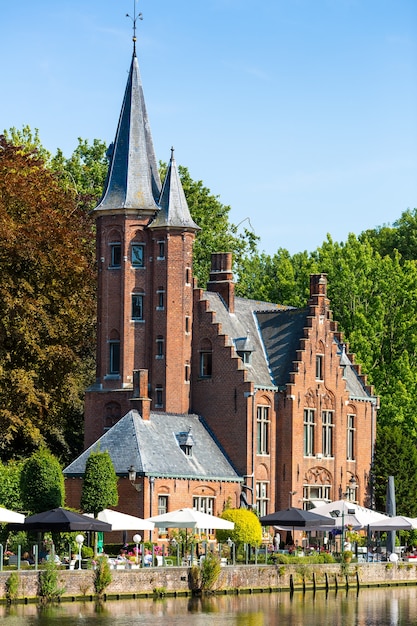 Altes Gebäude mit Turm im Park, europäische Stadt