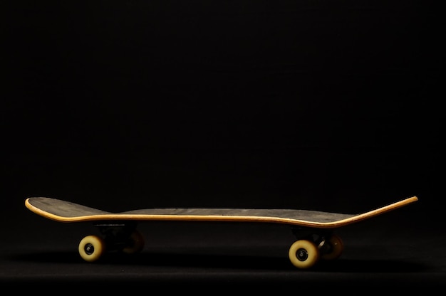 Altes gebrauchtes Skateboard aus Holz