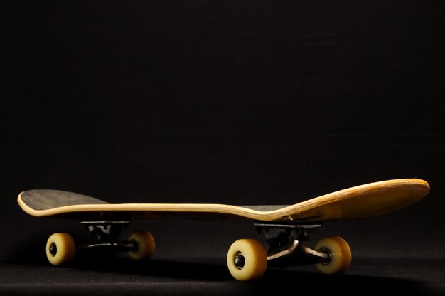 Altes gebrauchtes Skateboard aus Holz