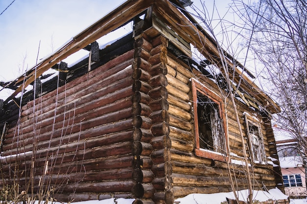 Altes gebrochenes Haus im Winter