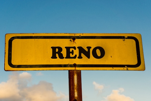 Altes gelbes Schild der Reno-Stadt mit blauem Himmel