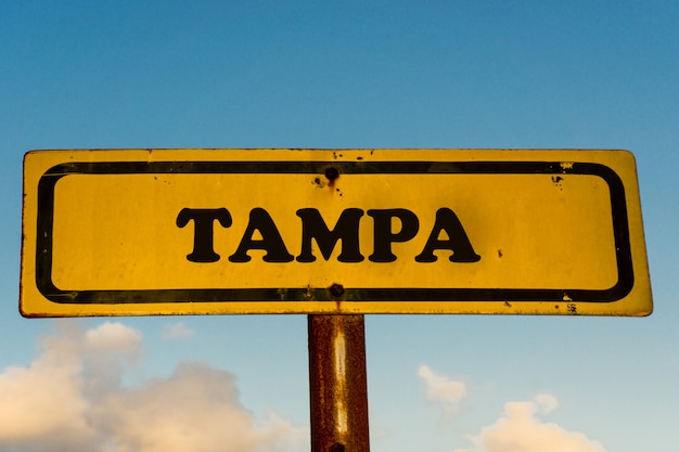 Altes gelbes Schild der Tampa-Stadt mit blauem Himmel