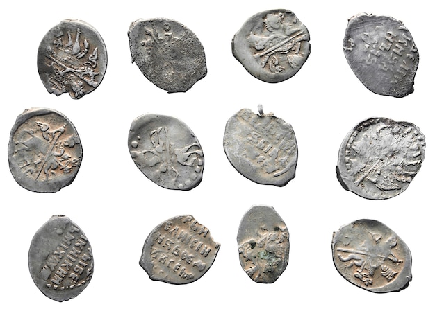 Altes Geld Russlands des 17. Jahrhunderts. Silbermünzen isoliert auf weißem Hintergrund.
