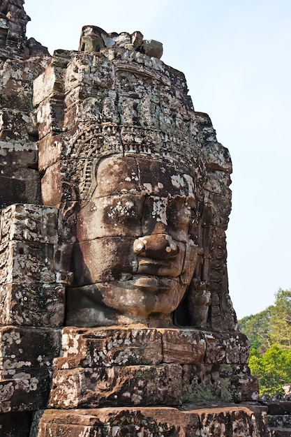 Altes geschnitztes Gesicht in Angkor Wat Kambodscha