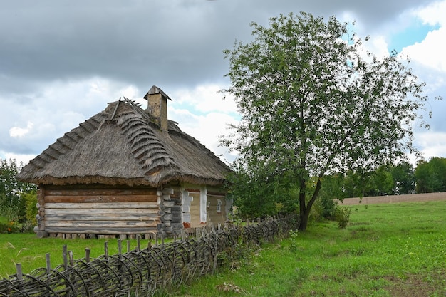 Altes Haus aus dem letzten Jahrhundert im ukrainischen Dorf