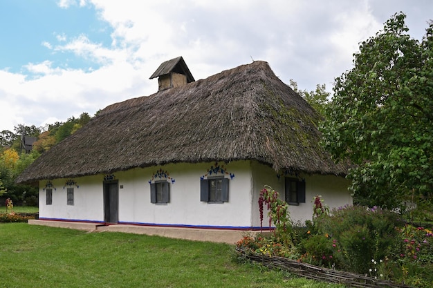 Altes Haus aus dem letzten Jahrhundert im ukrainischen Dorf