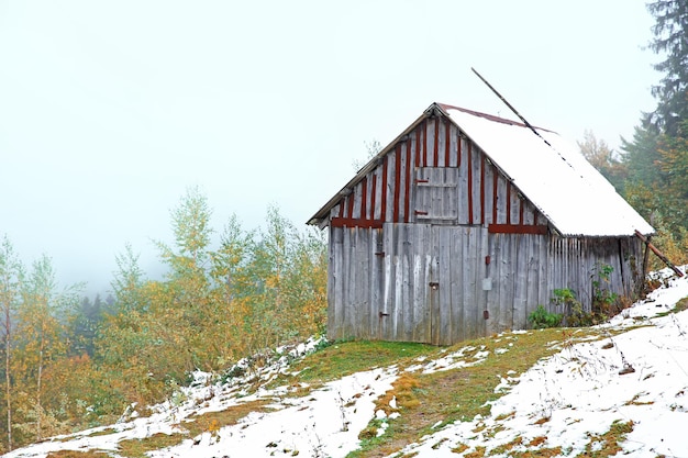 Altes Haus in den Karpaten der Ukraine