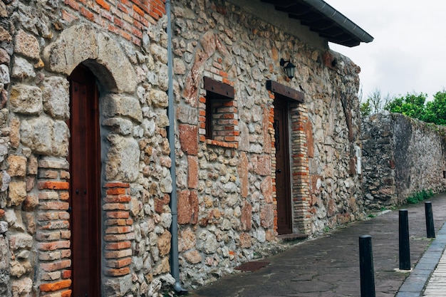 Altes Haus in der kleinen Stadt San Vicente de la Barquera in Kantabrien, Spanien