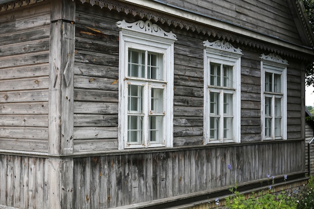 Altes Haus mit grauem altem Holz. Typisches Haus in Litauen, Trakai